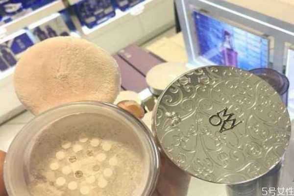 散粉可以用在嘴唇上吗？散粉的作用和用法