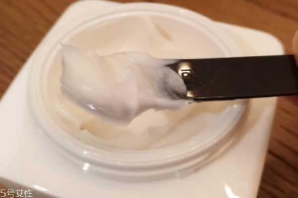 奥伦纳素豆腐霜白天可以用吗