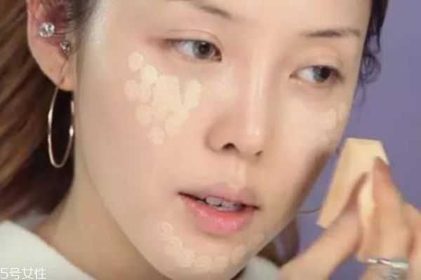 粉底液暗沉怎么办?为什么刚涂粉底时脸很白下午就蜡黄 粉底液暗沉怎么办?为什么刚涂粉底时脸很白下午就蜡黄