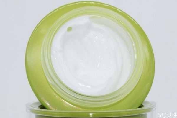 可以直接擦面霜不擦乳液吗 精华用完要不要马上用面霜