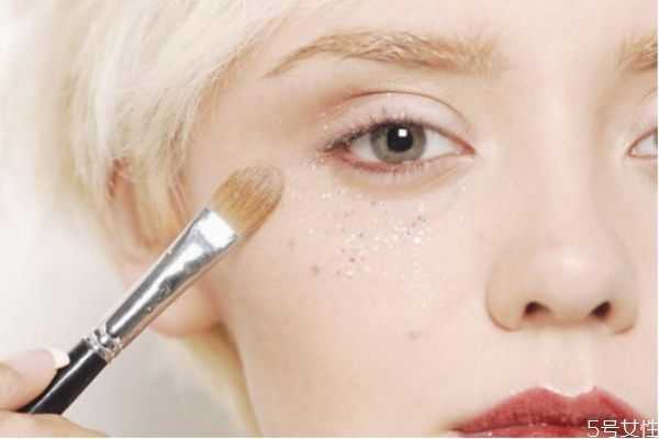 眼影亮粉怎么涂抹自然?眼影亮粉怎么用 眼影亮粉怎么涂抹自然?眼影亮粉怎么用