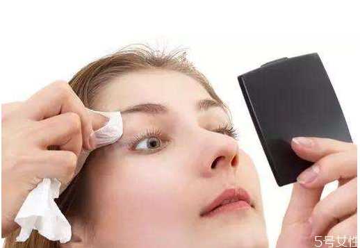 卸妆水进眼睛眼睛会瞎吗？卸妆水进眼睛会有危险吗
