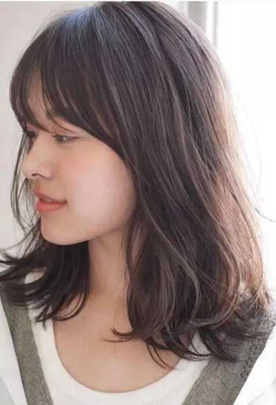 齐肩卷发图片2024最新款女生 齐肩卷发图片2024最新款女生