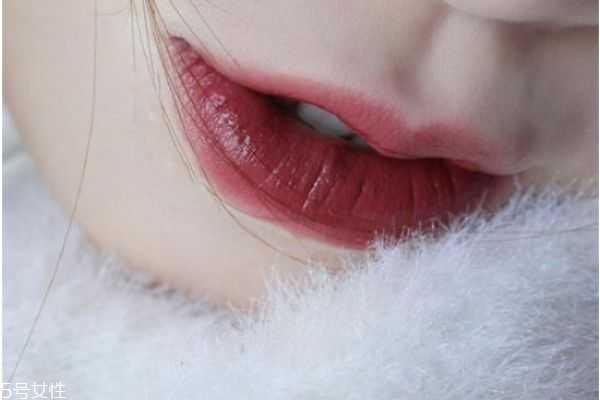 唇色偏紫色用什么口红 嘴唇偏紫适合什么口红