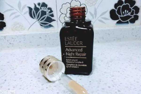 为什么用了小棕瓶精华越涂脸越黑