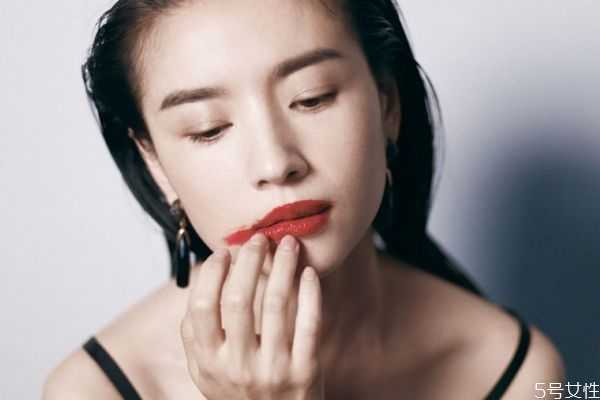 用粉底液打底再涂哑光口红会滋润吗