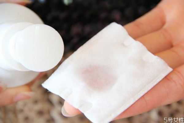 化妆棉会把爽肤水吸走吗?擦爽肤水一定要用化妆棉吗 化妆棉会把爽肤水吸走吗?擦爽肤水一定要用化妆棉吗