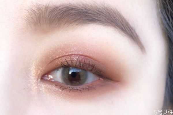 tf眼影好还是香奈儿好？香奈儿和tf是一个档次吗