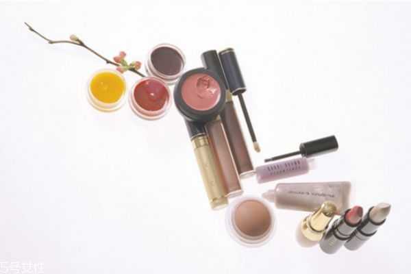 先涂口红还是先涂唇膏？唇膏和口红的使用顺序