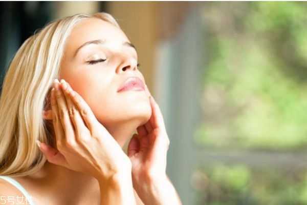 油皮夏天用乳液很油可以不用吗