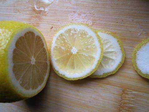 柠檬可以隔夜重复泡吗 柠檬可以隔夜重复泡吗