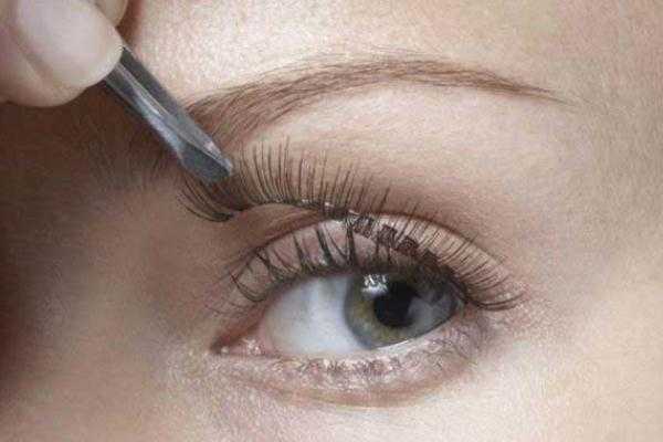 假睫毛如何快速卸掉