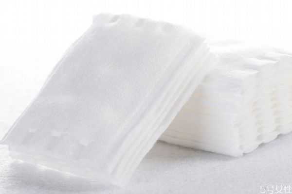 卸妆水是从上往下擦吗？卸妆水可以直接用纸巾吗