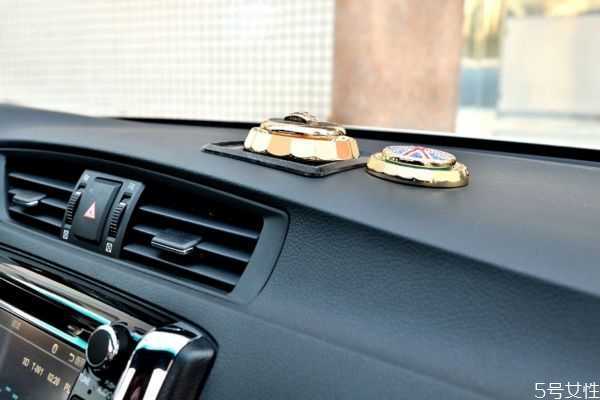 香水放在高温车里会有影响吗?车里面到底要不要放香水 香水放在高温车里会有影响吗?车里面到底要不要放香水