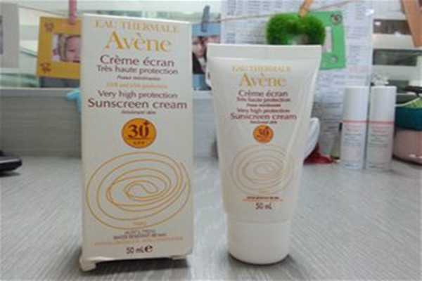 雅漾自然防晒乳适合敏感肌用吗