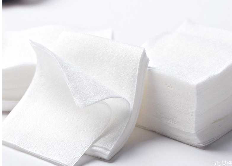 卸妆油用手还是用卸妆棉？卸妆油怎么用卸妆棉