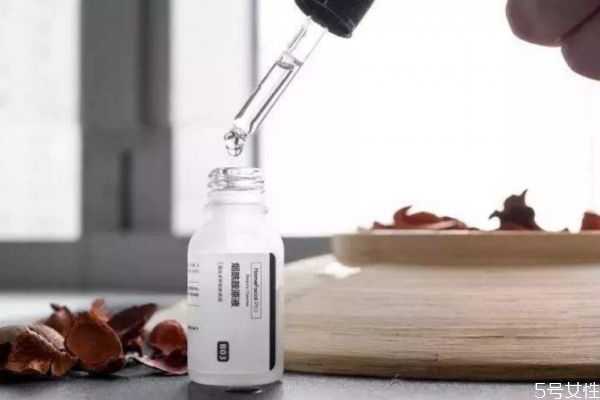 烟酰胺原液一次用几滴?烟酰胺原液用多久可以变白 烟酰胺原液一次用几滴?烟酰胺原液用多久可以变白