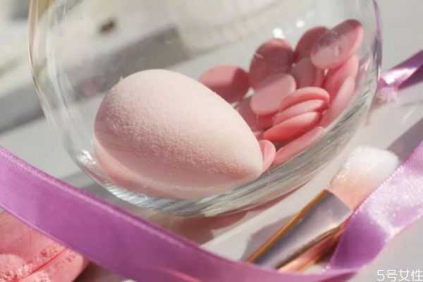 美妆蛋第一次要怎么使用 美妆蛋需要买贵的吗