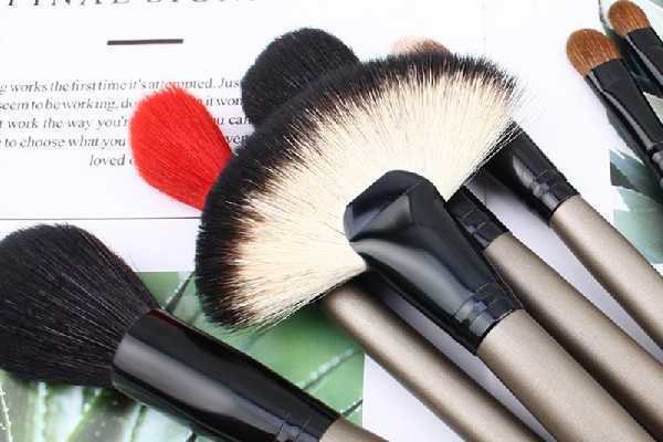 化妆刷可以用卸妆水清洗吗 化妆刷可以用卸妆水清洗吗