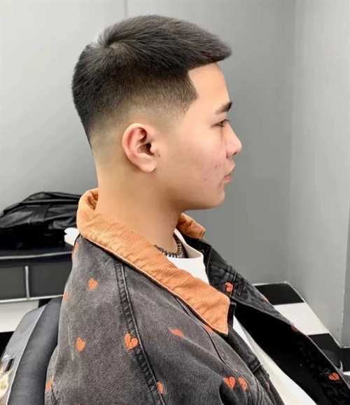 男生头发硬喜欢塌适合什么发型 男生头发硬喜欢塌适合什么发型