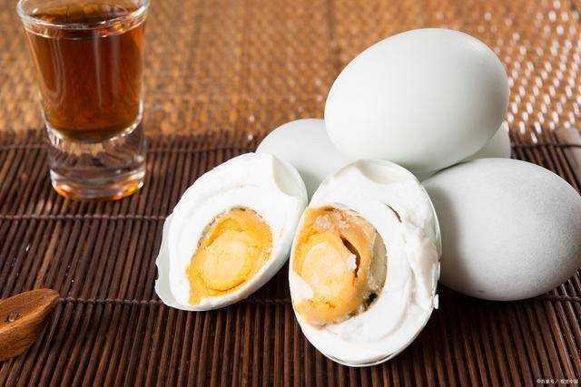 吃咸鸭蛋会给身体带来哪些好处 吃咸鸭蛋会给身体带来哪些好处