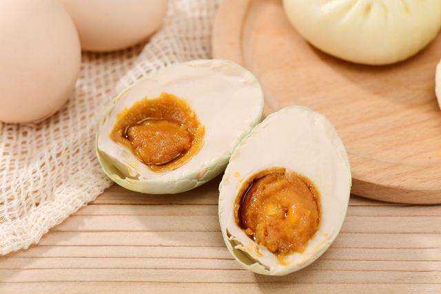 吃咸鸭蛋会给身体带来哪些好处 吃咸鸭蛋会给身体带来哪些好处