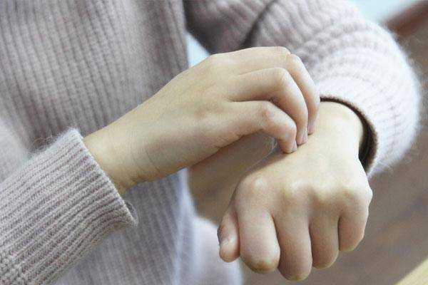 皮肤上米粒大小的疙瘩是什么东西？