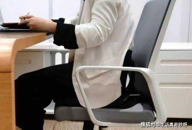 女生的屁股上为什么会有两坨“黑印”? 女生的屁股上为什么会有两坨“黑印”?