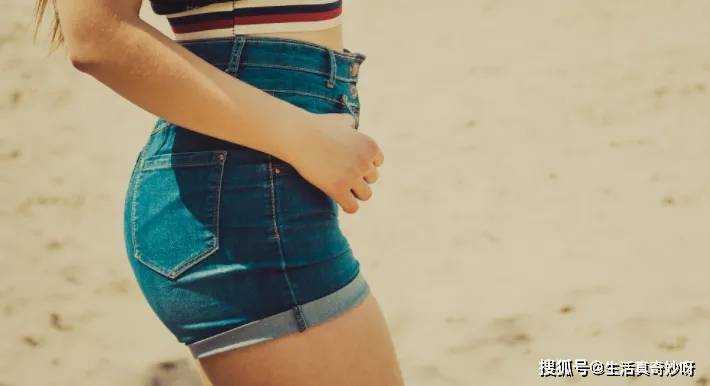 女生的屁股上为什么会有两坨“黑印”? 女生的屁股上为什么会有两坨“黑印”?