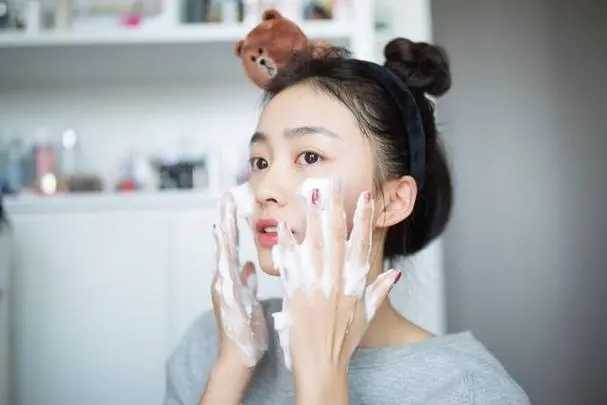 祛痘精华液可以全脸使用吗