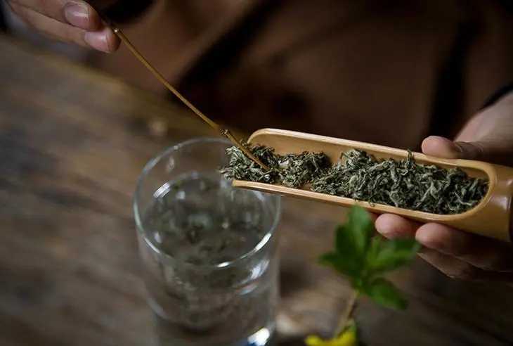 茶叶水洗脸的好处及正确方法