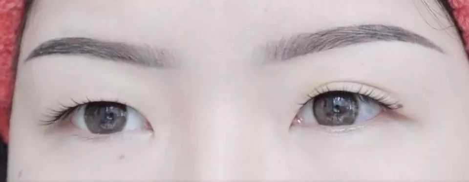 先画眼影还是先贴双眼皮？初学者该怎么贴双眼皮