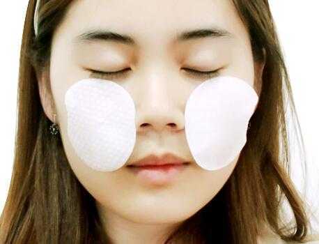 脸上为什么会长黑头？粉刺形成的原因