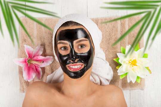 敷完面膜脸老是干干的是怎么回事？敷面膜的最佳时间