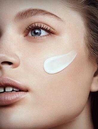 晚上擦面霜好吗？睡觉前擦面霜会闷痘吗？晚上正确护肤方法