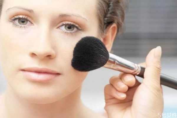 散粉需要全脸用吗 散粉可以晚上用吗