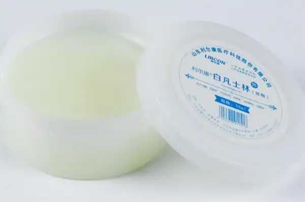 凡士林可以卸妆吗 凡士林可以卸妆吗