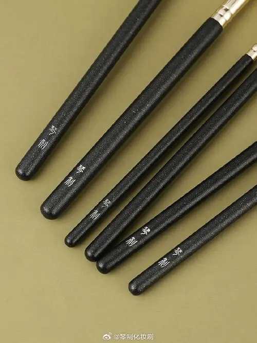 眼影刷尺寸怎么选？如何选择和使用眼影刷