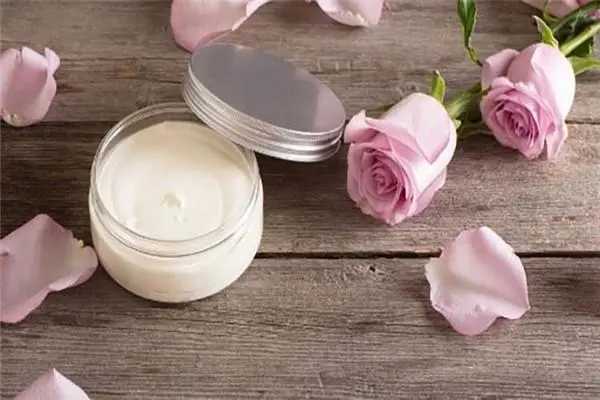 抗老主要靠精华还是面霜 抗老主要靠精华还是面霜