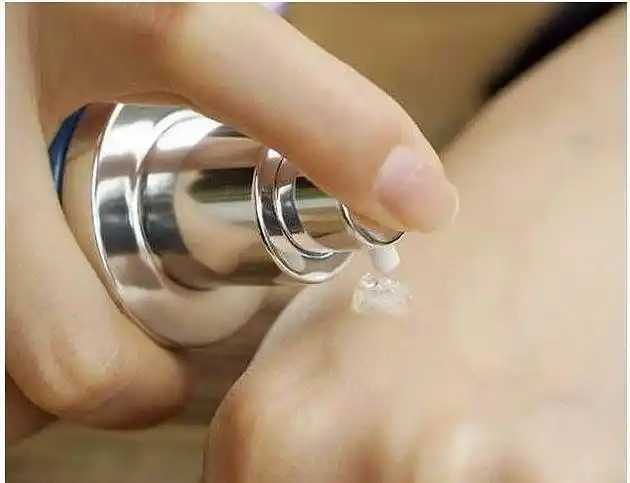 精华液和乳液哪个重要?精华液和乳液先涂哪个 精华液和乳液哪个重要?精华液和乳液先涂哪个