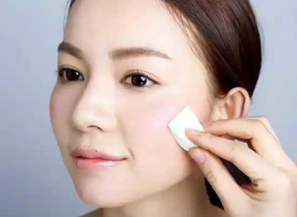 粉底液容易堵塞毛孔吗 粉底液容易堵塞毛孔吗