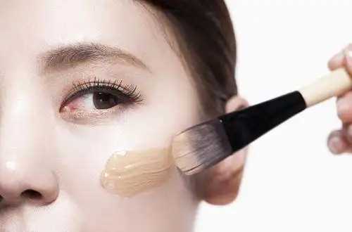 粉底液用什么涂抹效果好 粉底液用什么涂抹效果好