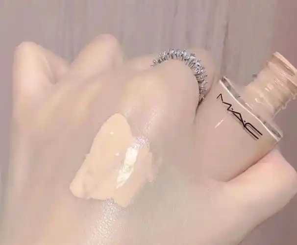 粉底液用什么卸妆?粉底液用洗面奶能洗掉吗 粉底液用什么卸妆?粉底液用洗面奶能洗掉吗