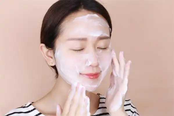 晚上擦保湿乳还是面霜 晚上擦保湿乳还是面霜