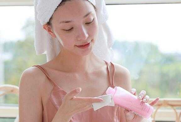 爽肤水敷脸后需要洗脸吗?爽肤水正确使用方法 爽肤水敷脸后需要洗脸吗?爽肤水正确使用方法