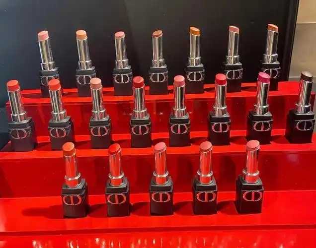 什么口红颜色显白好看？皮肤白素颜适合什么口红