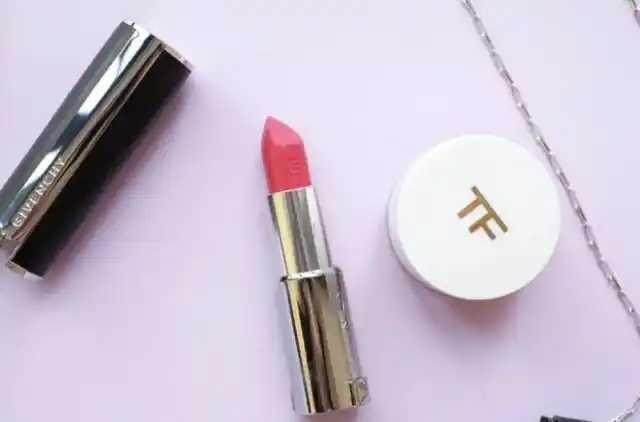 口红上有白色点点是过期了吗