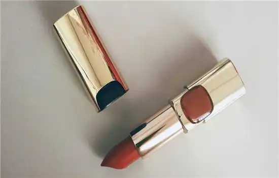 口红含有油类和色素吗?口红的主要材料是什么