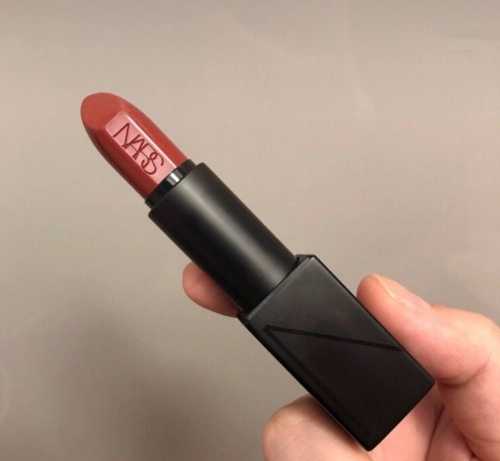 口红变黑色怎么回事？口红变黑了还能用吗