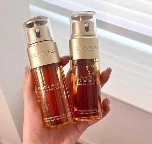 精华液是否能改善肌肤的暗沉问题？